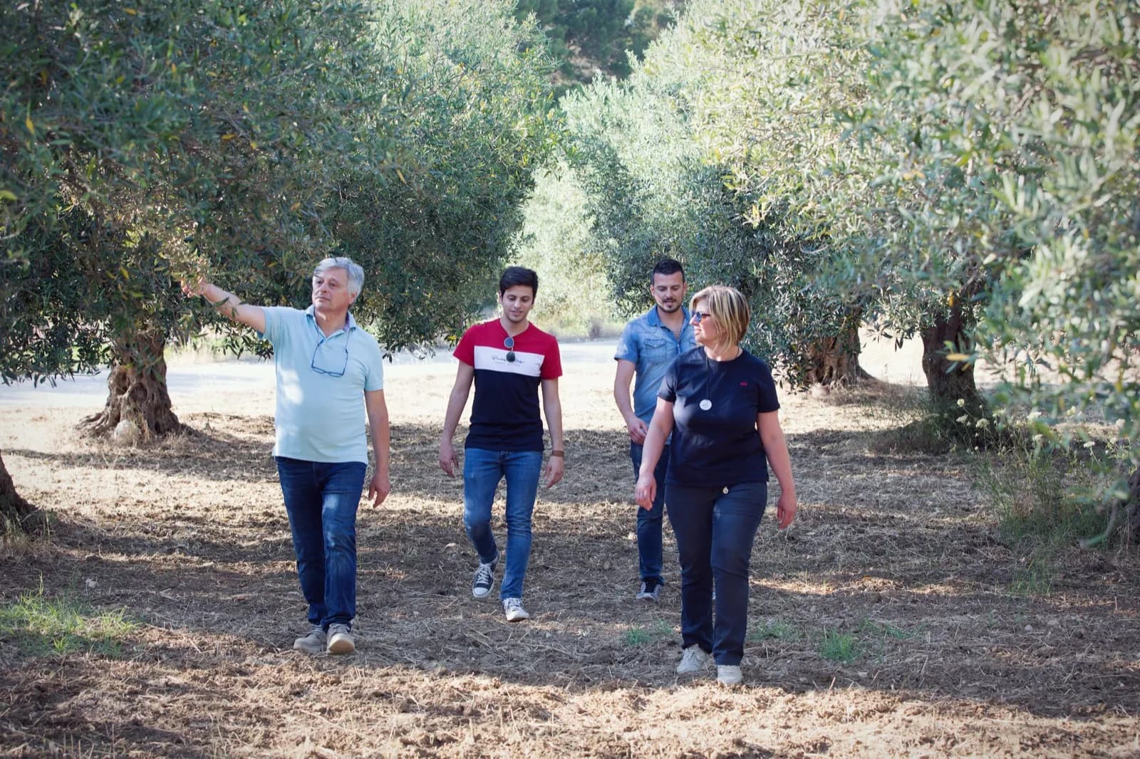 La famiglia Foogolà negli uliveti di Salemi